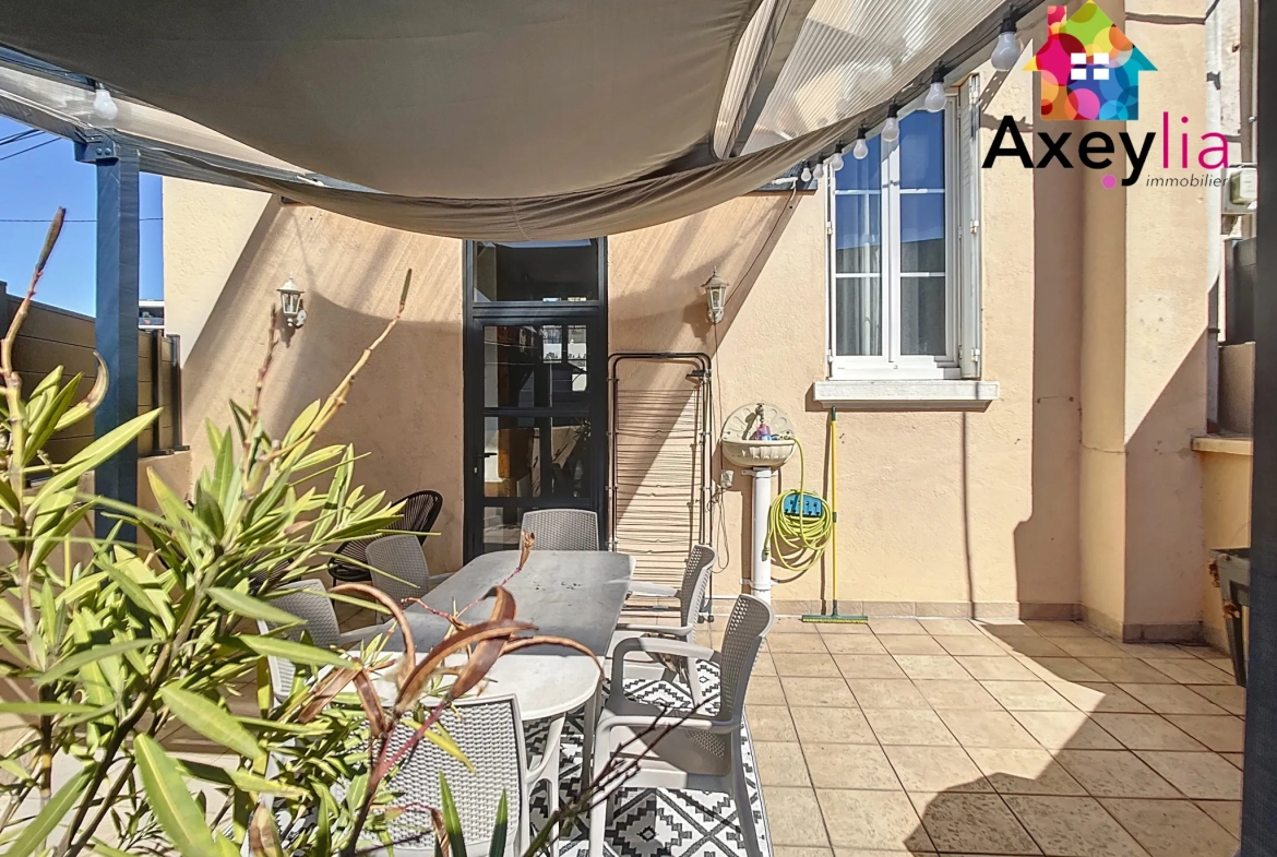 Maison de ville rénovée avec terrasse et garage à Roanne proche gare 