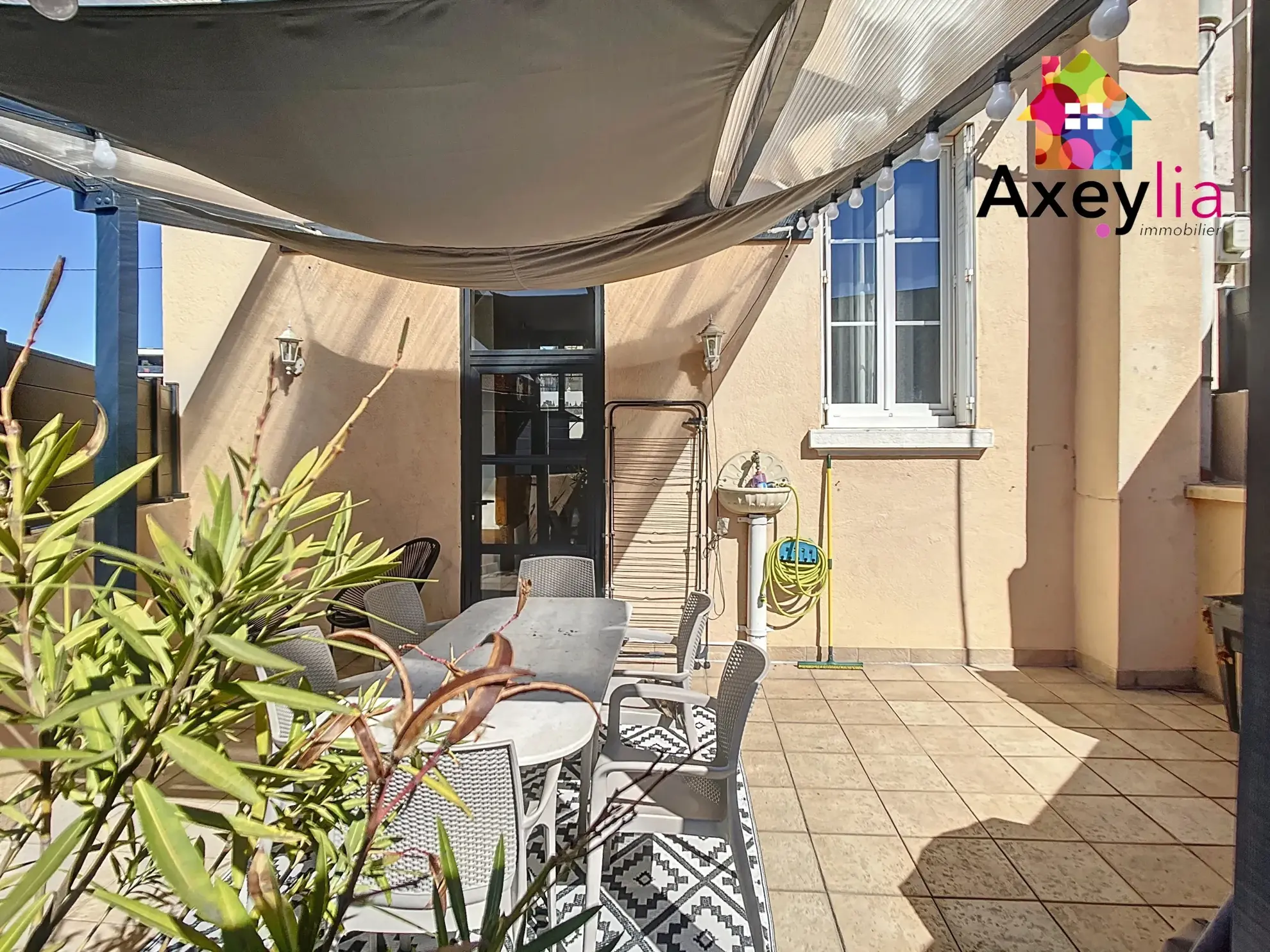 Maison de ville rénovée avec terrasse et garage à Roanne proche gare 