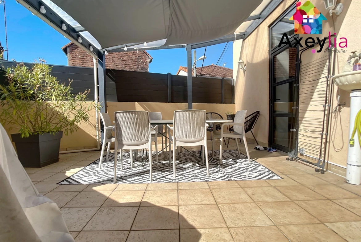 Maison de ville rénovée avec terrasse et garage à Roanne proche gare 