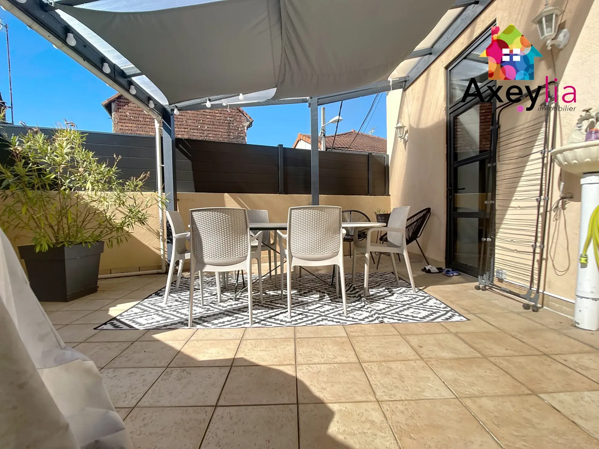 Maison de ville rénovée avec terrasse et garage à Roanne proche gare 