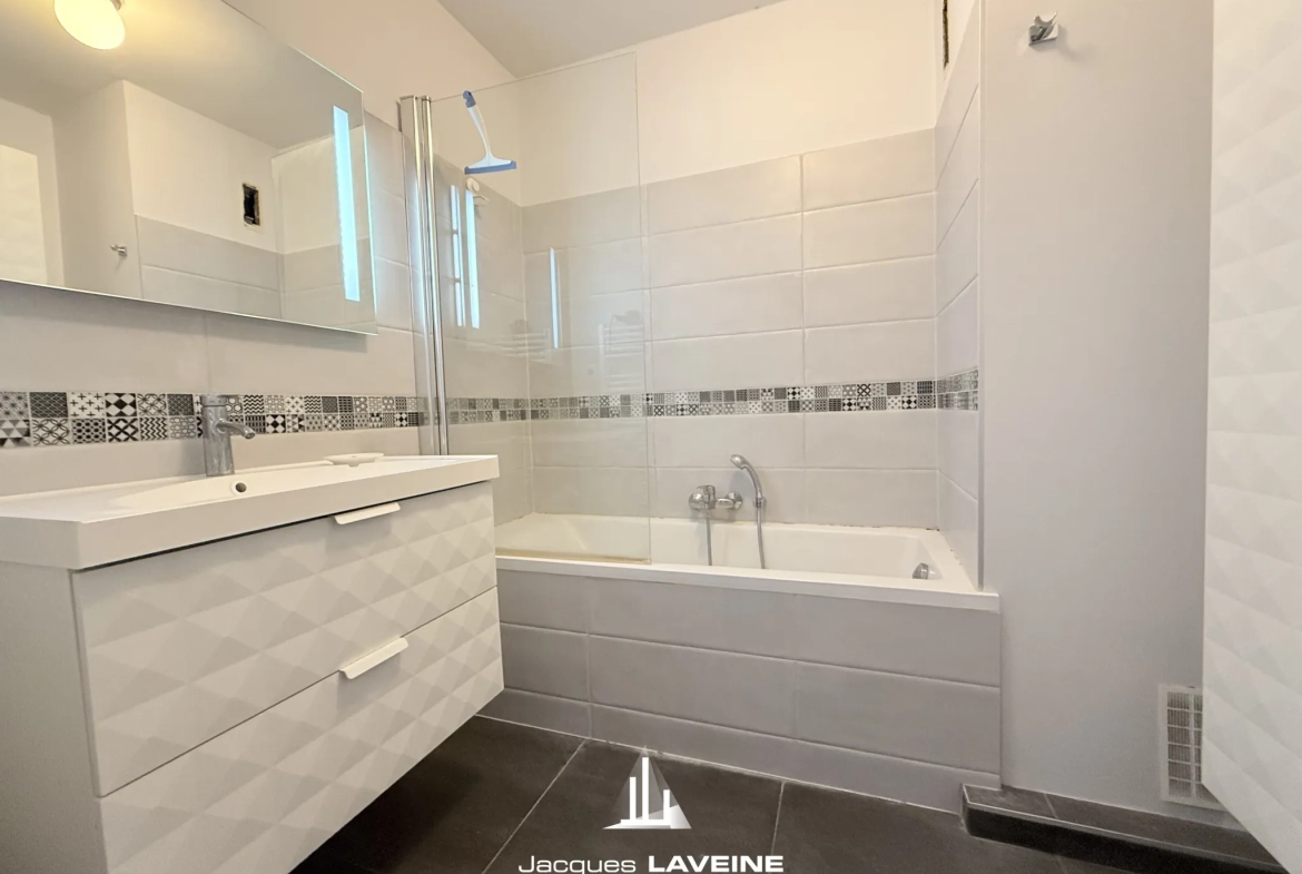 Spacieux appartement 5 pièces avec balcon au dernier étage à Metz Sablon 
