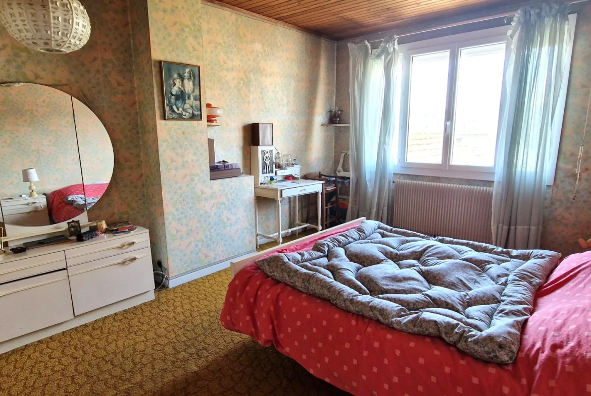 Maison de village en pierres à Saint-Symphorien avec garage et jardin 