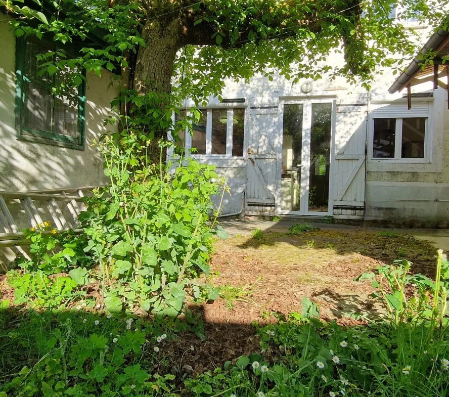Maison de village en pierres à Saint-Symphorien avec garage et jardin 