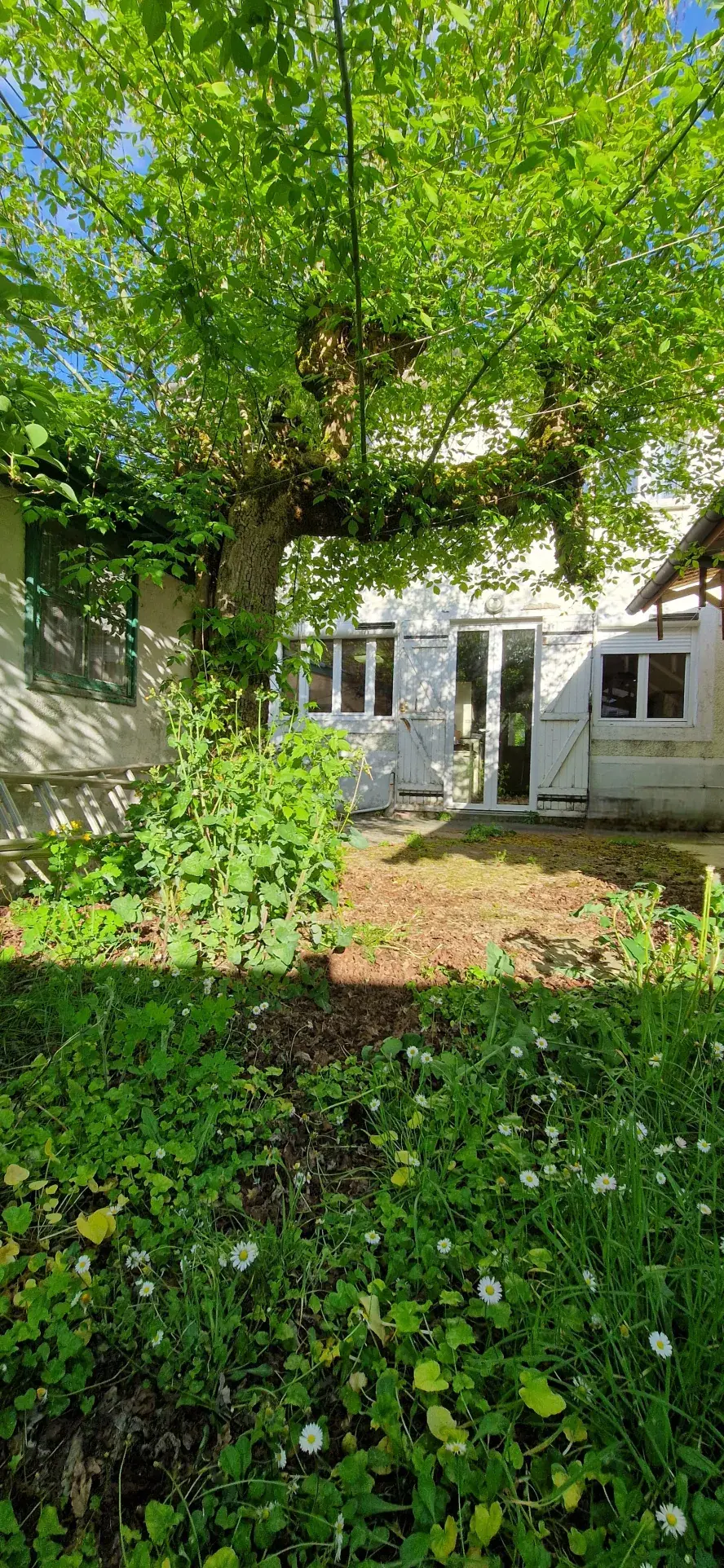 Maison de village en pierres à Saint-Symphorien avec garage et jardin 