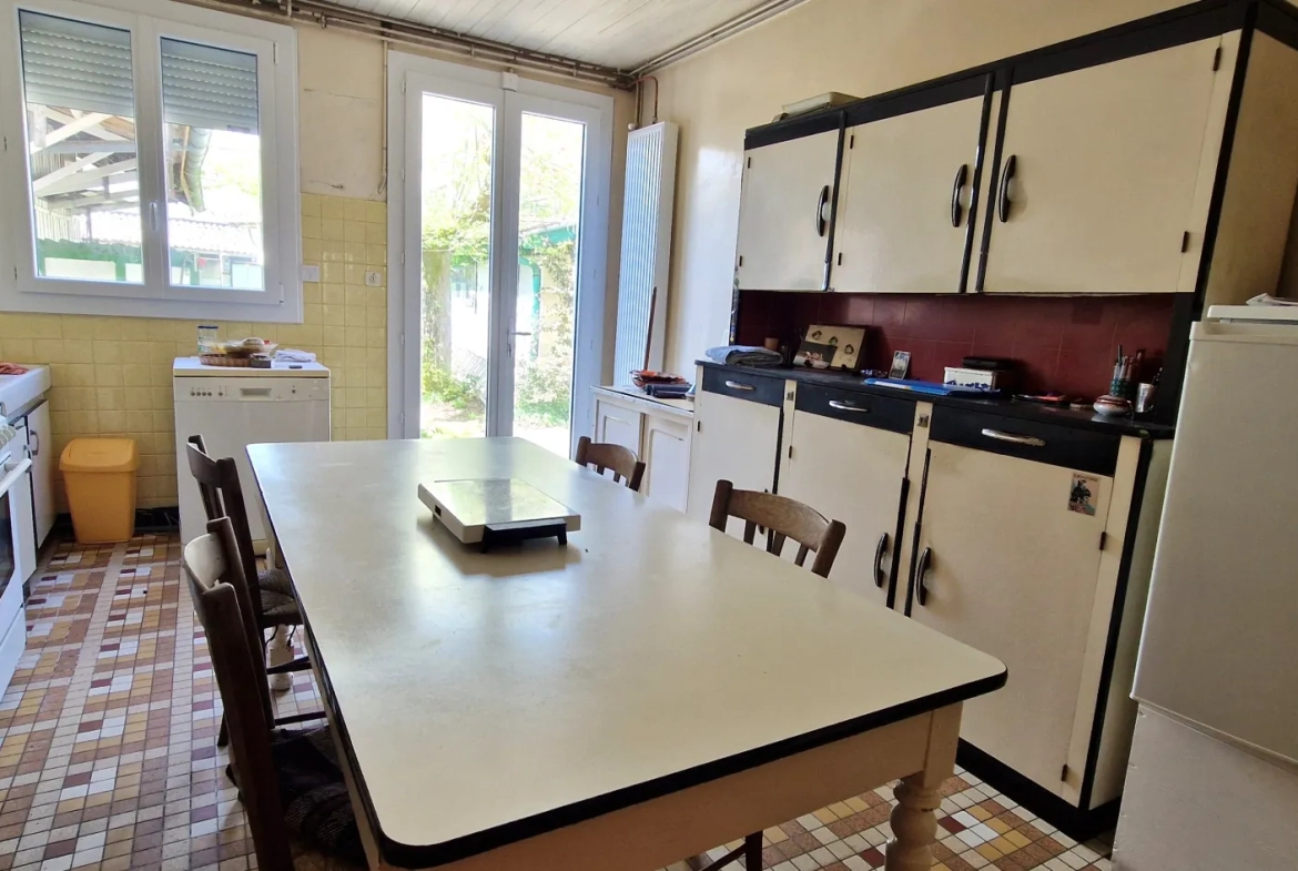 Maison de village en pierres à Saint-Symphorien avec garage et jardin 