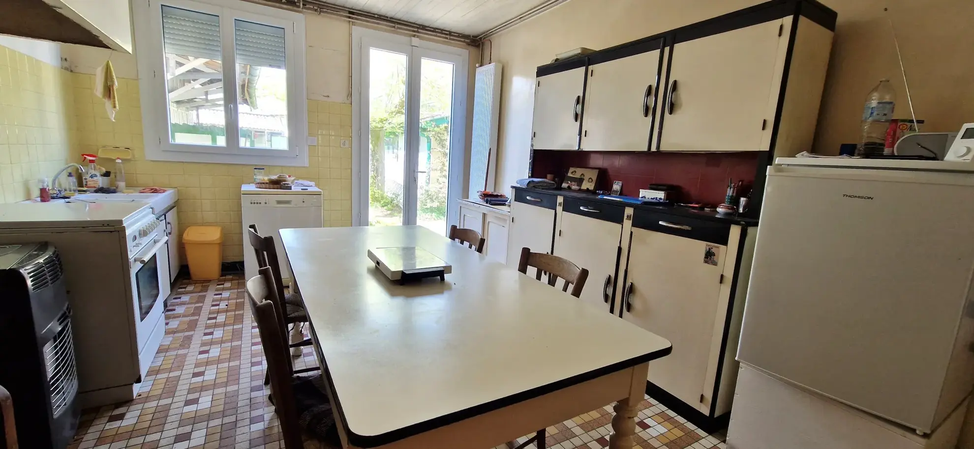 Maison de village en pierres à Saint-Symphorien avec garage et jardin 