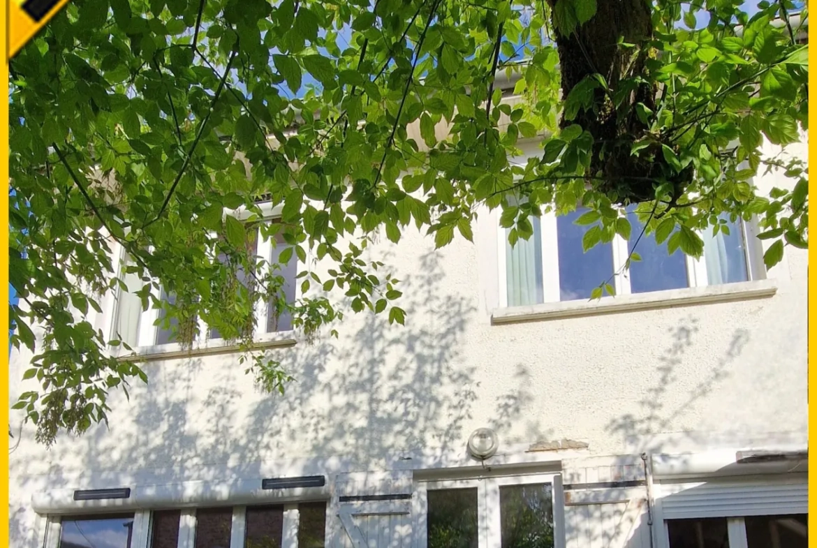 Maison de village en pierres à Saint-Symphorien avec garage et jardin 