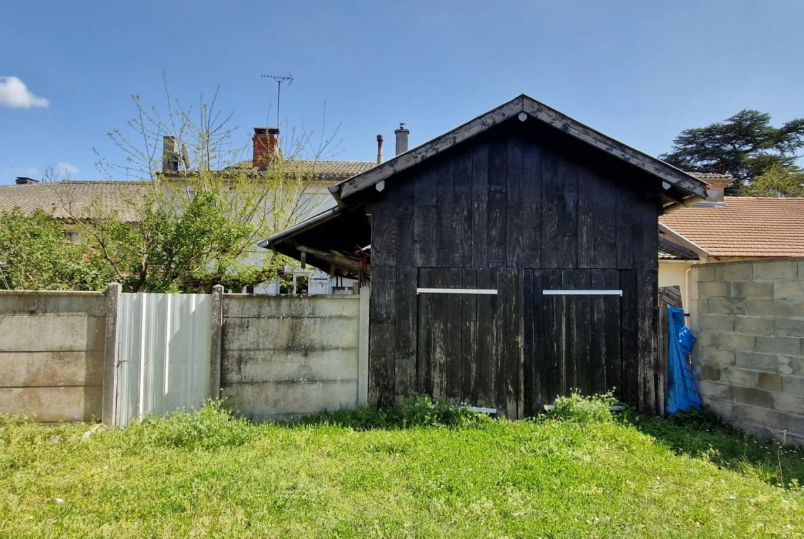 Maison de village en pierres à Saint-Symphorien avec garage et jardin 
