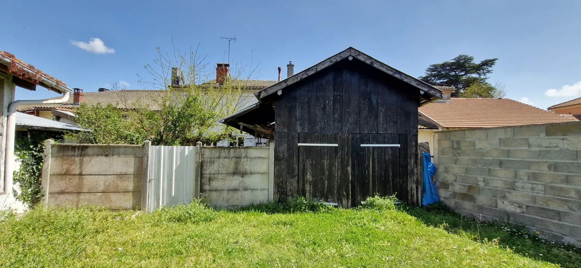 Maison de village en pierres à Saint-Symphorien avec garage et jardin 