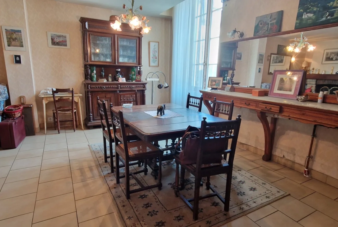 Maison de village en pierres à Saint-Symphorien avec garage et jardin 