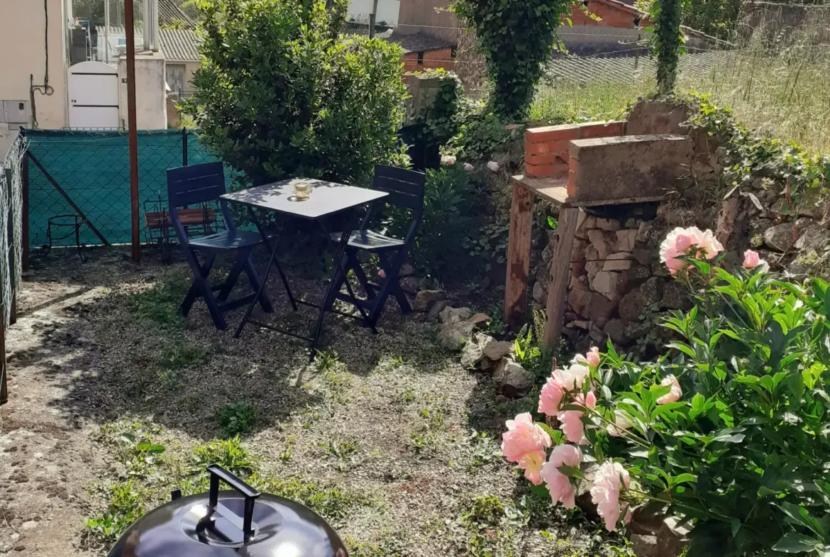 Maison de village avec deux habitations, terrasse et jardin à Le Bousquet d'Orb 