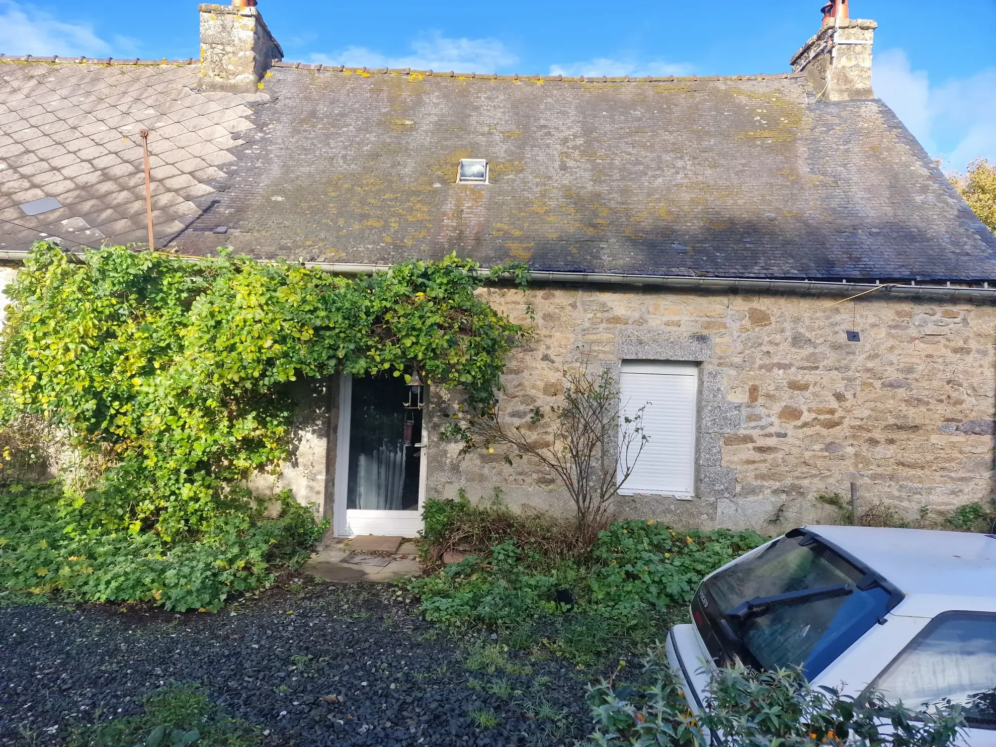 Maison en pierre de 78 m² avec dépendance et grand terrain à Kerien 