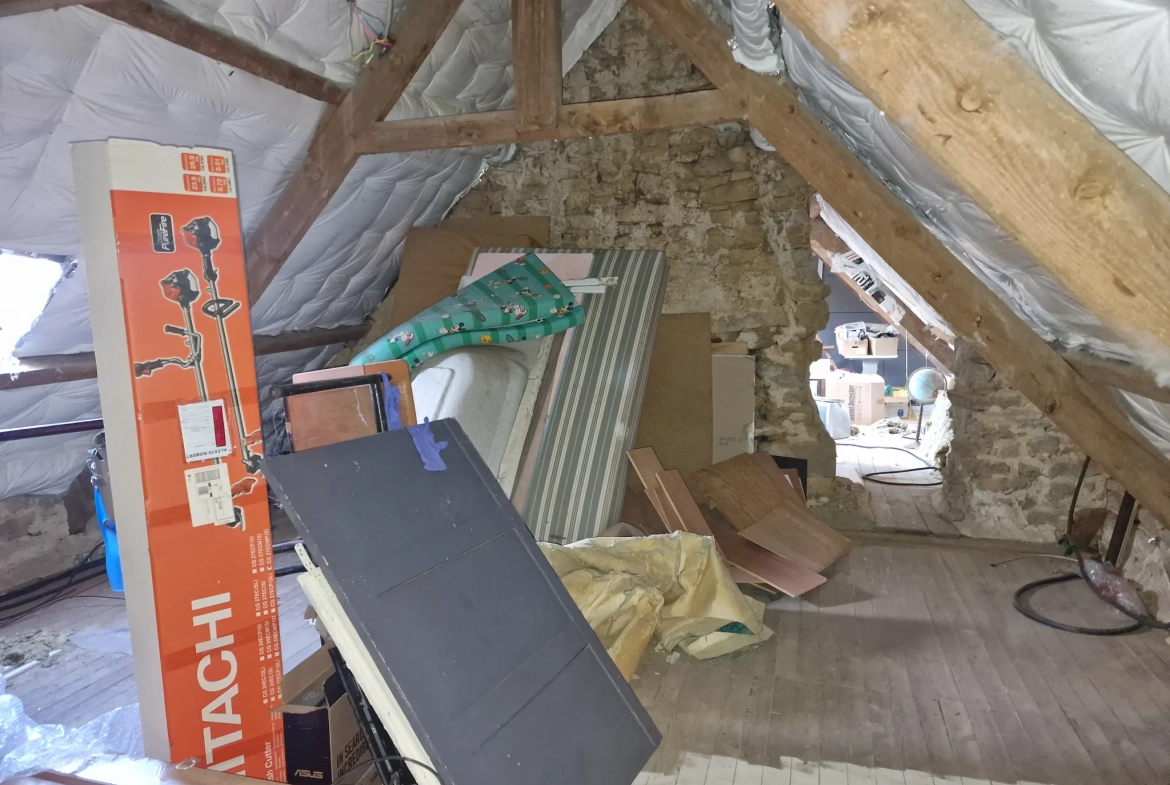 Maison en pierre de 78 m² avec dépendance et grand terrain à Kerien 