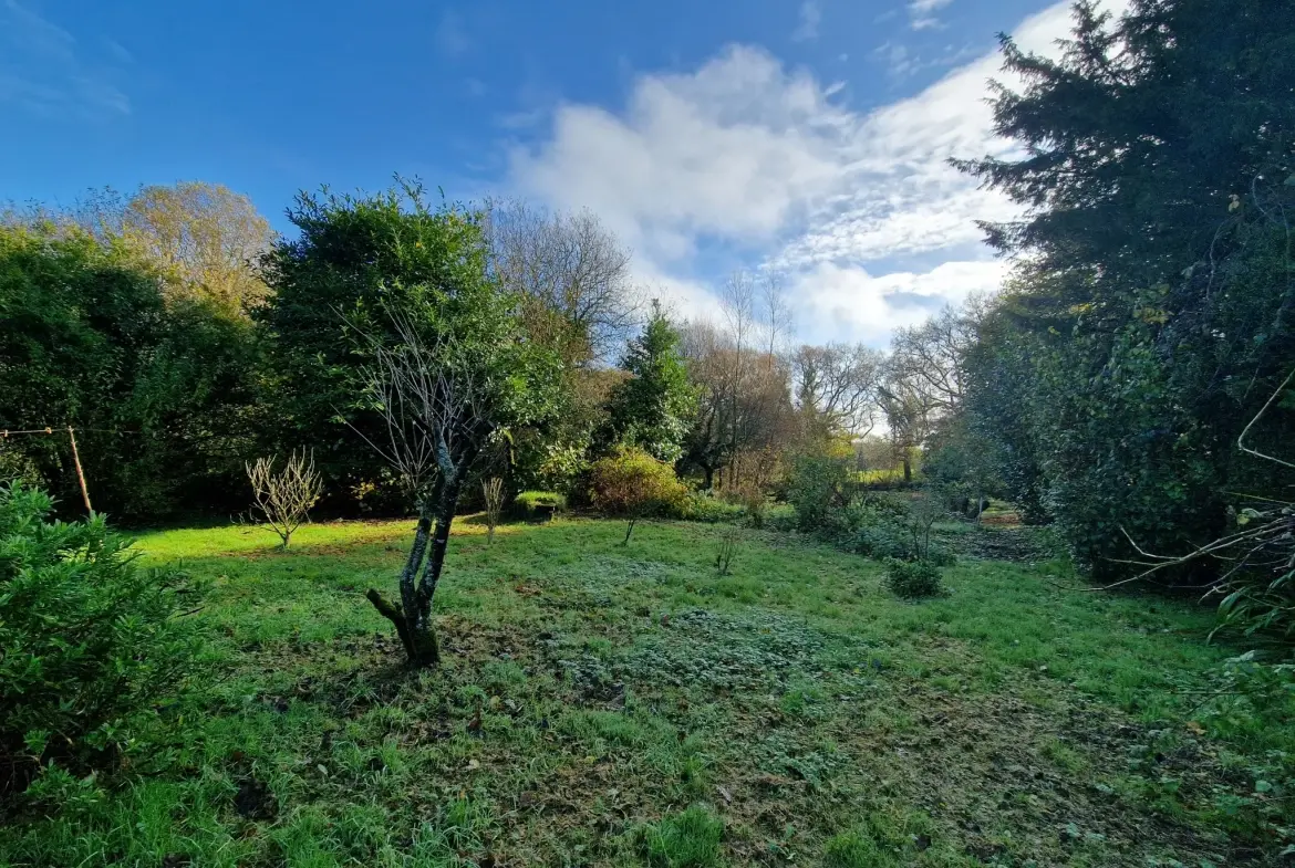 Maison en pierre de 78 m² avec dépendance et grand terrain à Kerien 