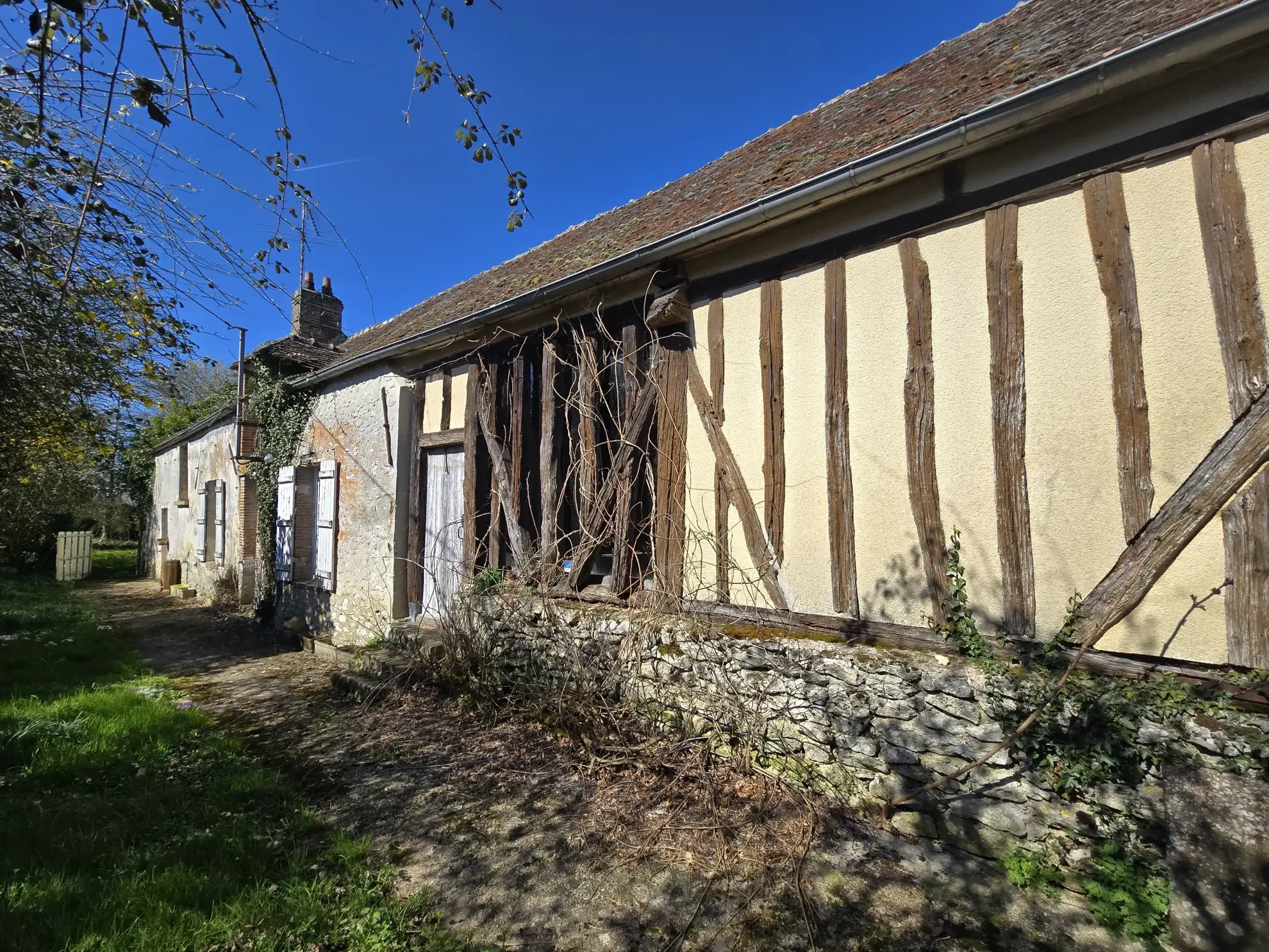 Charmante longère à rénover à Beton-Bazoches, terrain de 4000 m² 