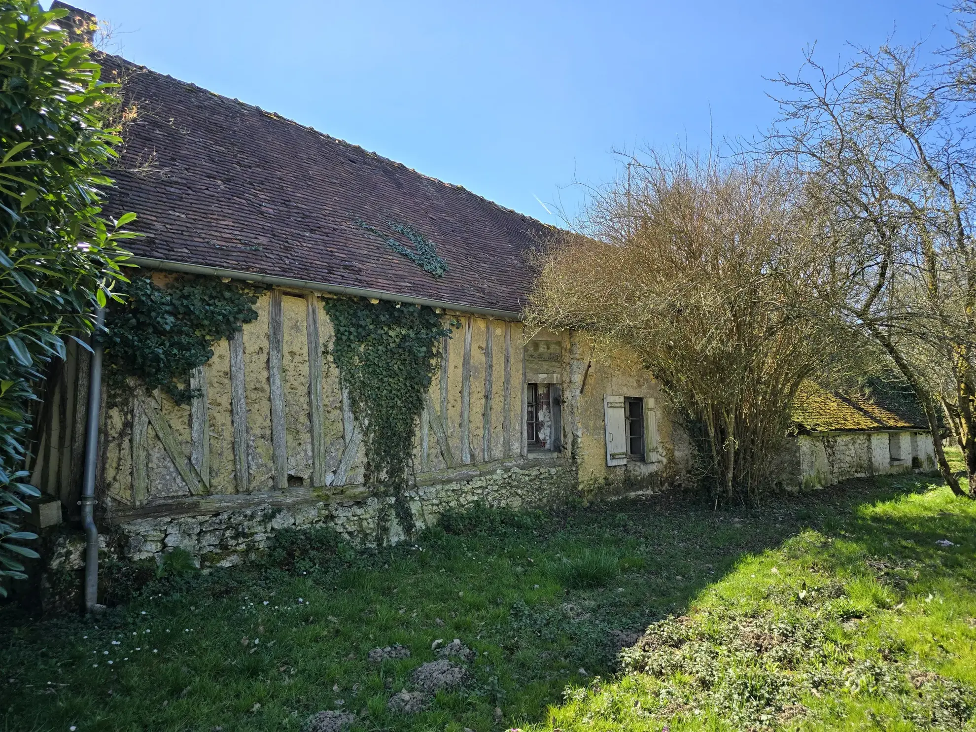 Charmante longère à rénover à Beton-Bazoches, terrain de 4000 m² 