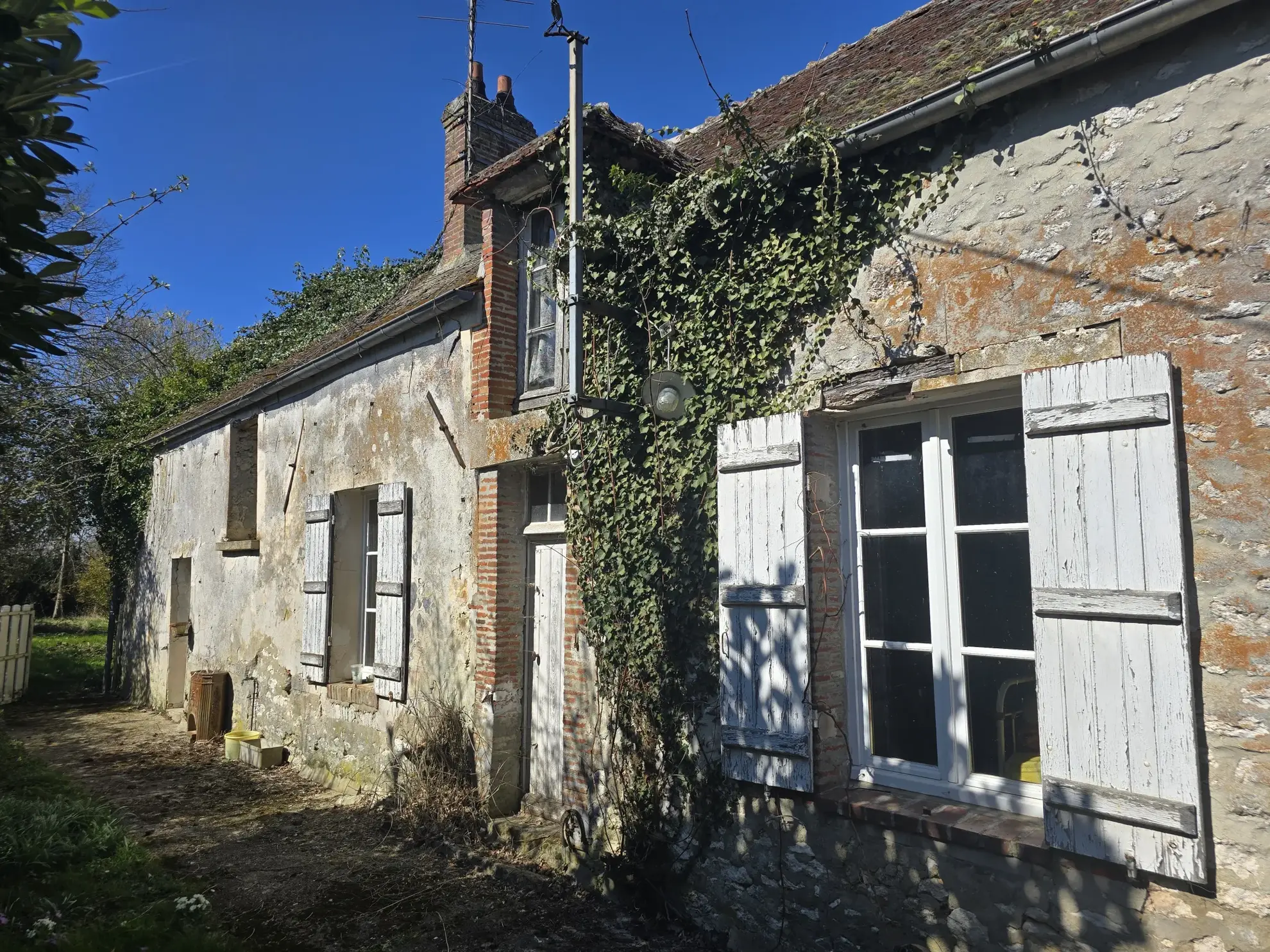 Charmante longère à rénover à Beton-Bazoches, terrain de 4000 m² 
