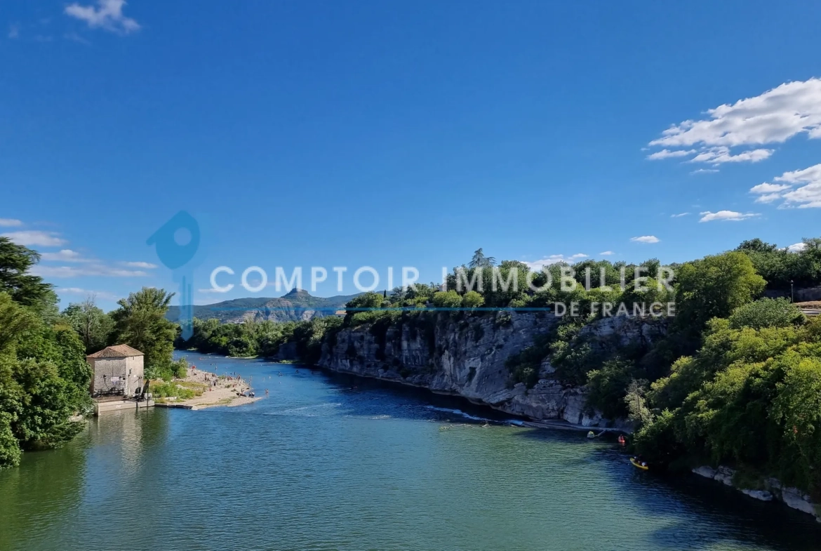 Ancien bâtiment à Ruoms de 310 m² avec permis de transformation en logement 