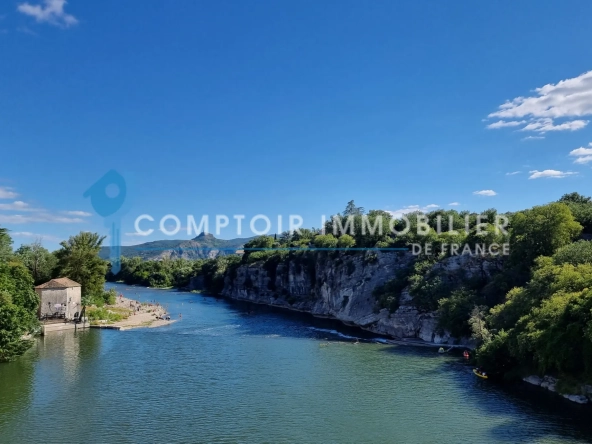 Ancien bâtiment à Ruoms de 310 m² avec permis de transformation en logement