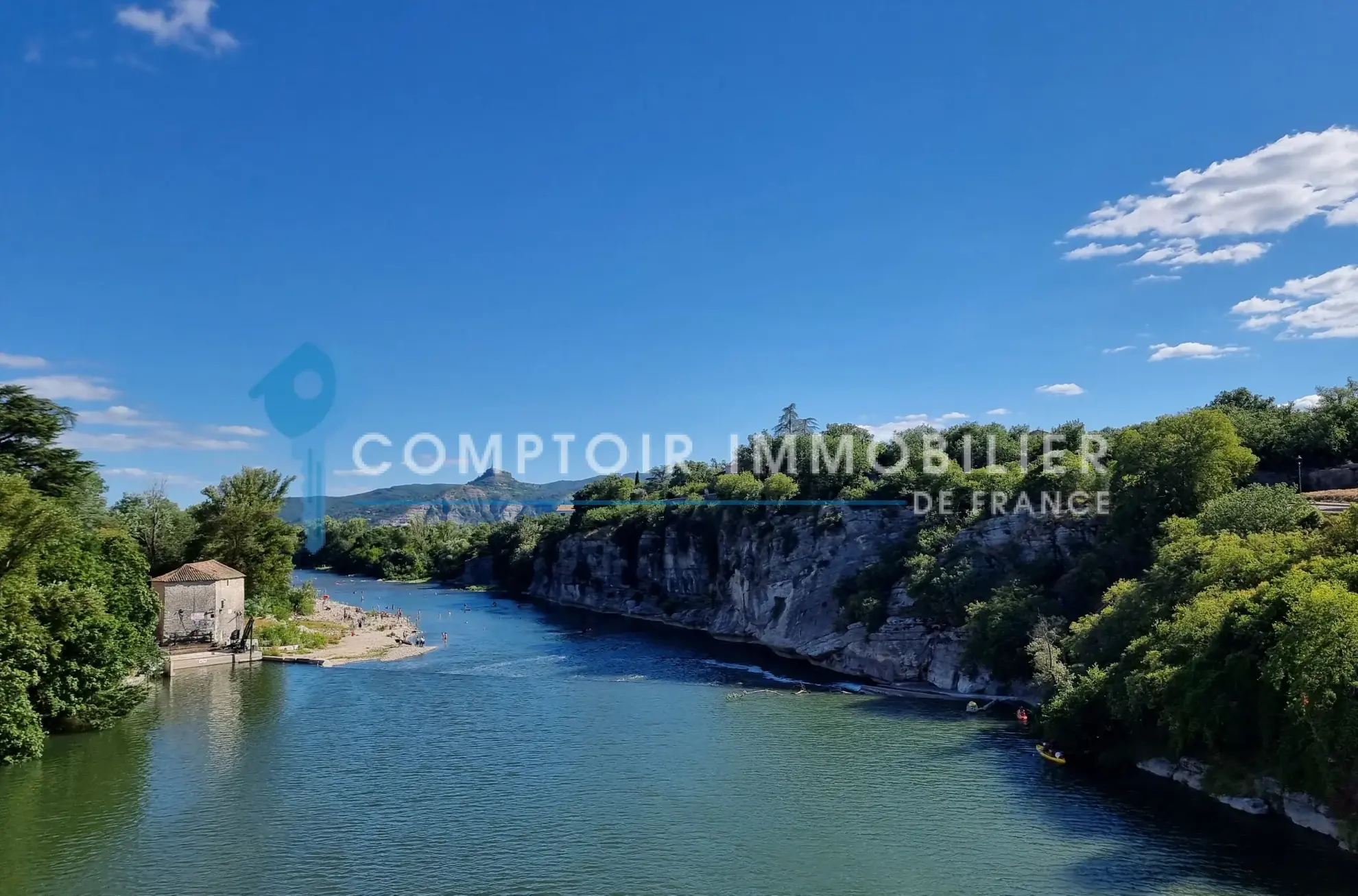 Ancien bâtiment à Ruoms de 310 m² avec permis de transformation en logement 