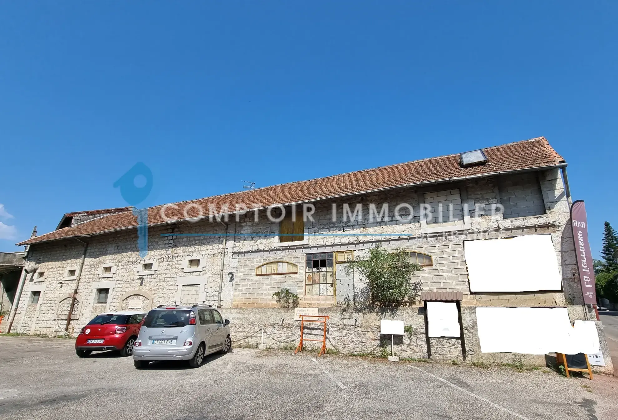 Ancien bâtiment à Ruoms de 310 m² avec permis de transformation en logement 