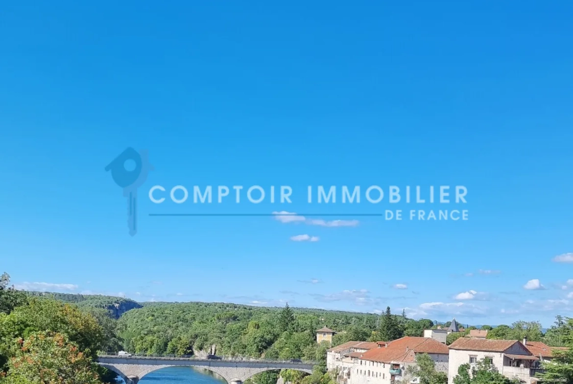 Ancien bâtiment à Ruoms de 310 m² avec permis de transformation en logement 