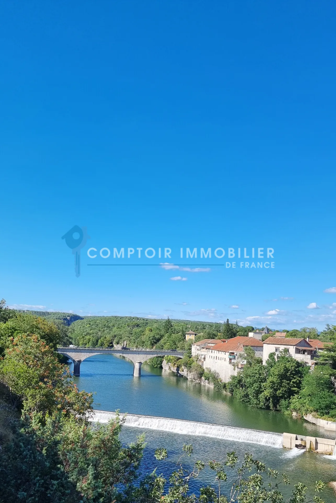 Ancien bâtiment à Ruoms de 310 m² avec permis de transformation en logement 