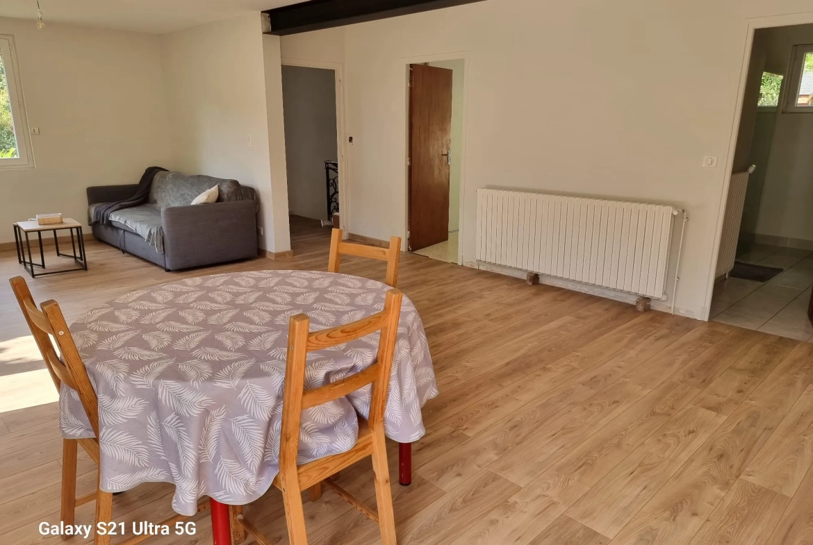 Belle maison rénovée avec terrain à Brusque, vue dominante et dépendances, idéal pour projet familial ou professionnel 