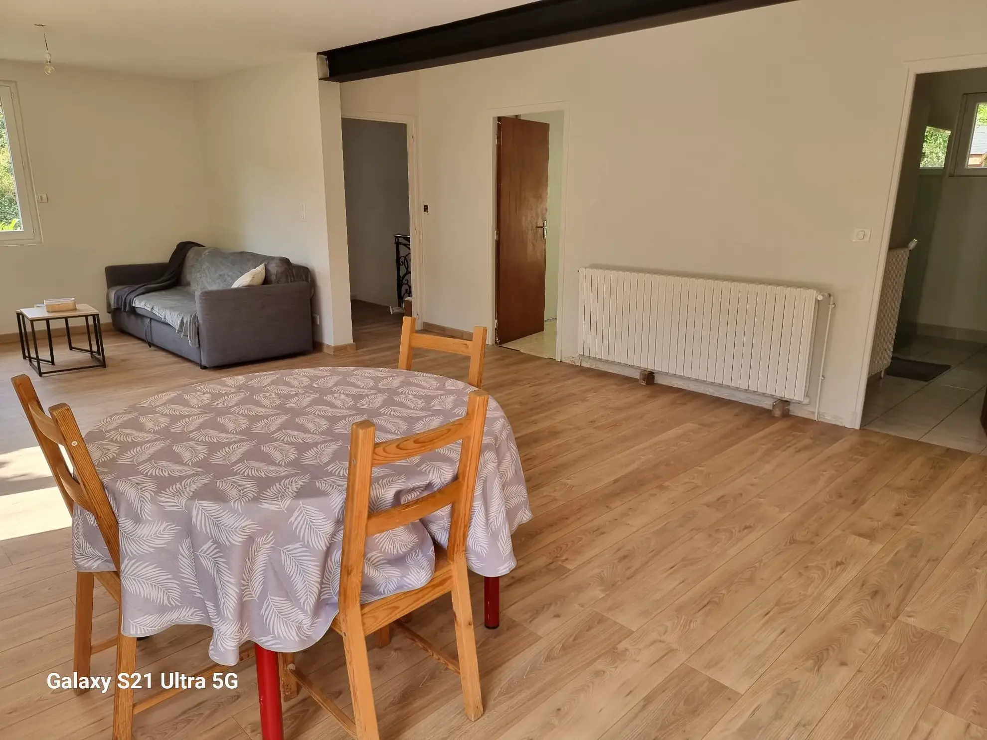 Belle maison rénovée avec terrain à Brusque, vue dominante et dépendances, idéal pour projet familial ou professionnel 