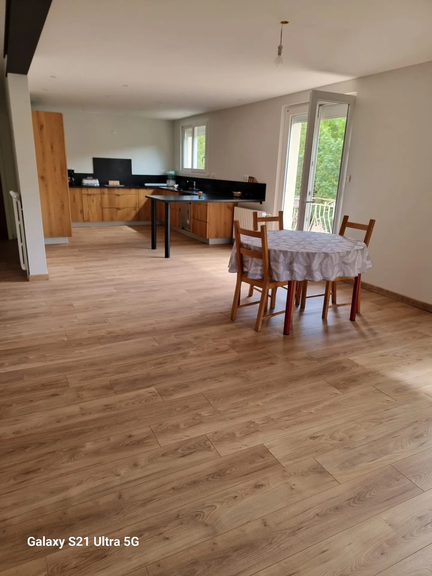 Belle maison rénovée avec terrain à Brusque, vue dominante et dépendances, idéal pour projet familial ou professionnel 