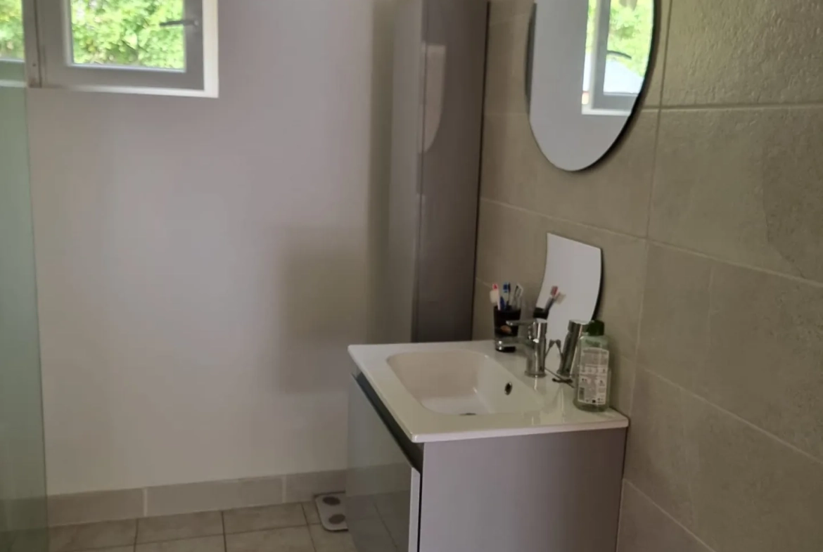 Belle maison rénovée avec terrain à Brusque, vue dominante et dépendances, idéal pour projet familial ou professionnel 