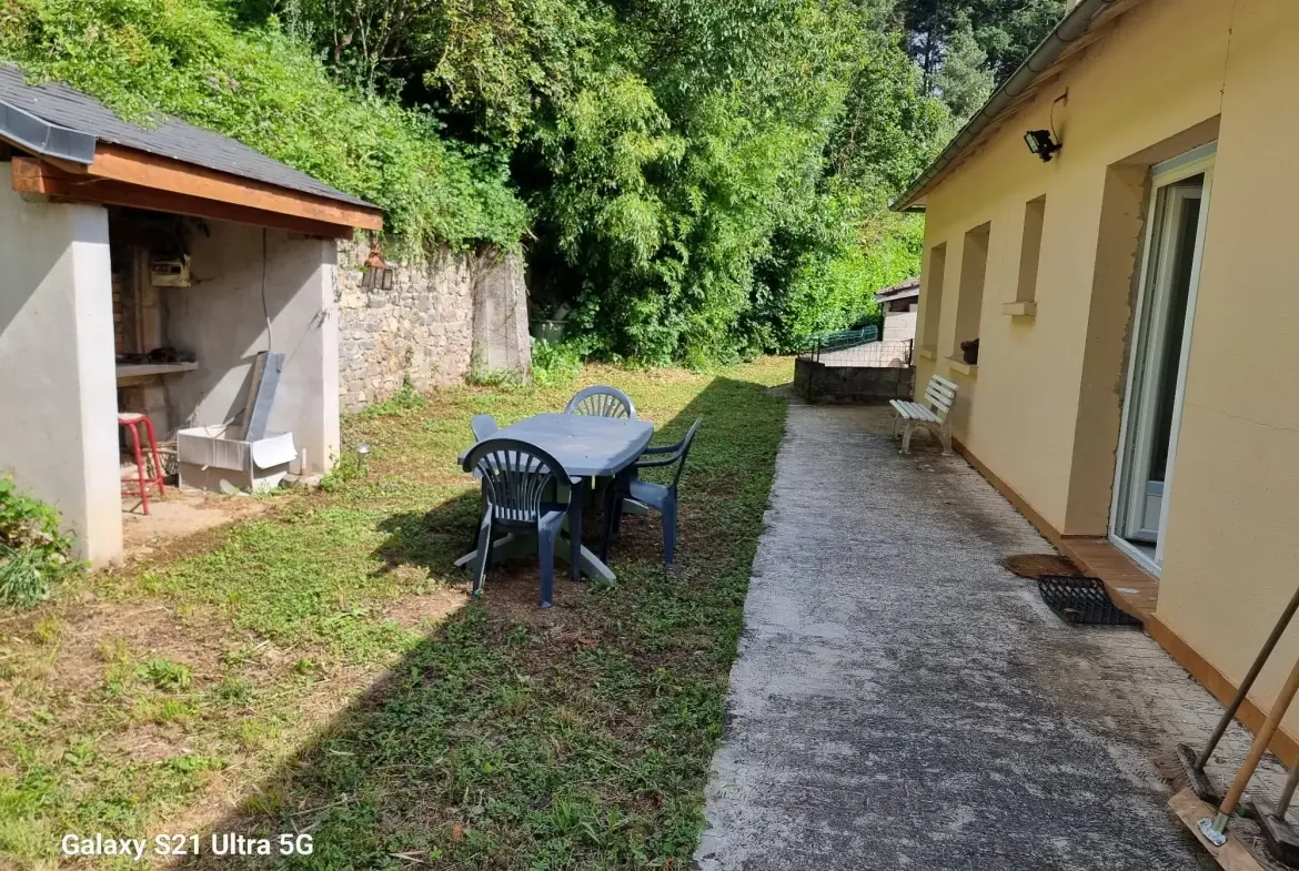 Belle maison rénovée avec terrain à Brusque, vue dominante et dépendances, idéal pour projet familial ou professionnel 