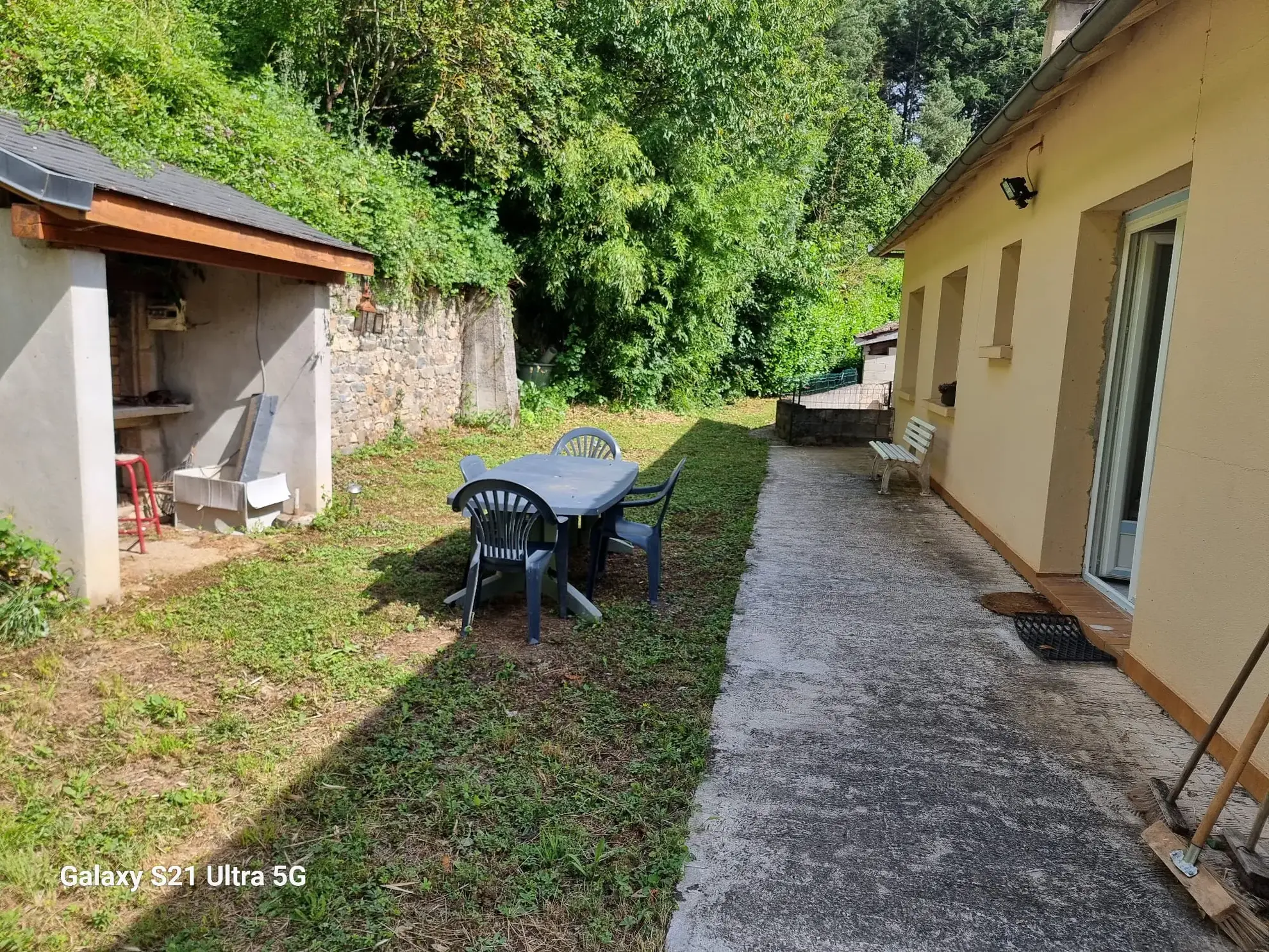 Belle maison rénovée avec terrain à Brusque, vue dominante et dépendances, idéal pour projet familial ou professionnel 