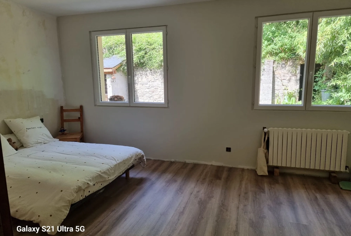 Belle maison rénovée avec terrain à Brusque, vue dominante et dépendances, idéal pour projet familial ou professionnel 