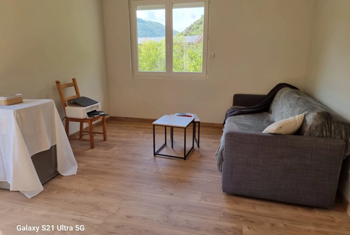 Belle maison rénovée avec terrain à Brusque, vue dominante et dépendances, idéal pour projet familial ou professionnel 