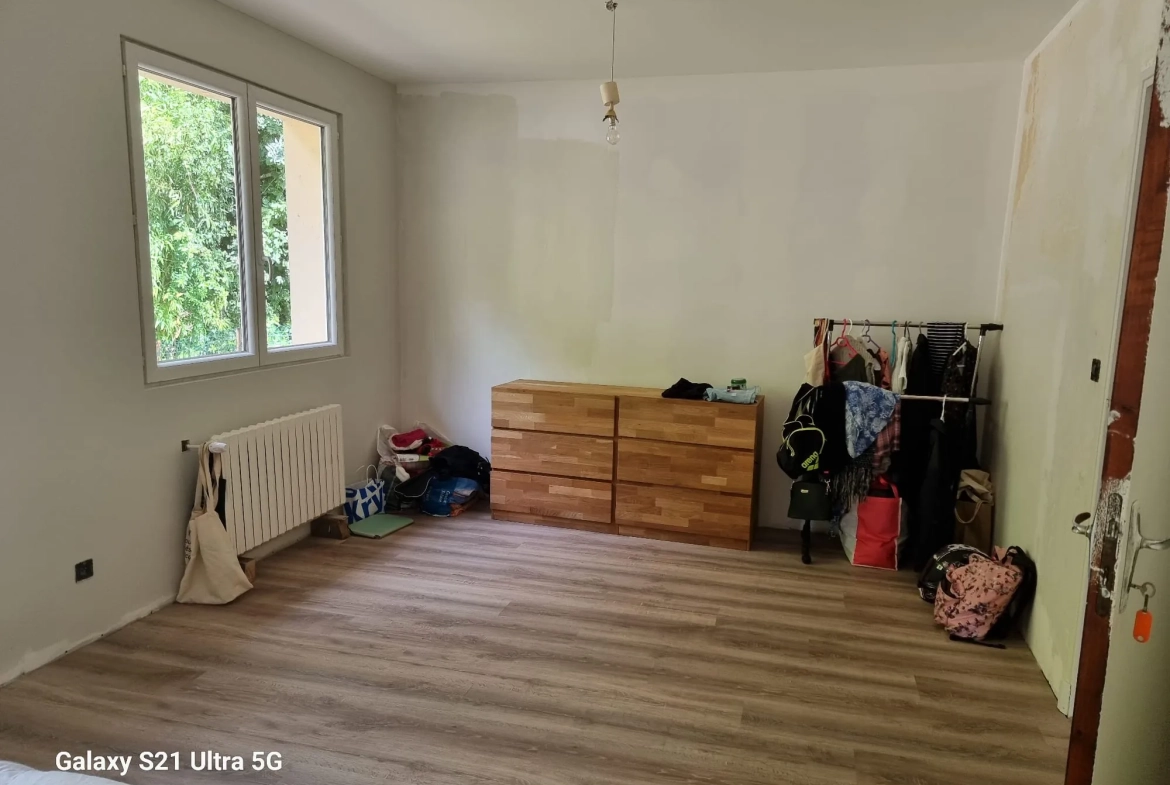 Belle maison rénovée avec terrain à Brusque, vue dominante et dépendances, idéal pour projet familial ou professionnel 