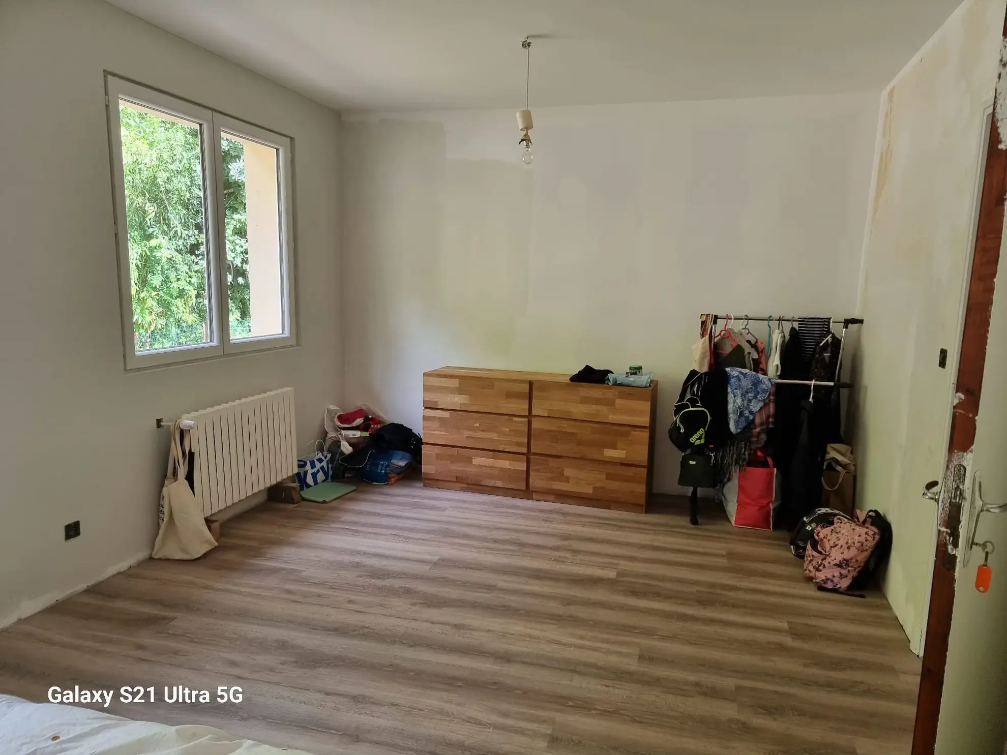 Belle maison rénovée avec terrain à Brusque, vue dominante et dépendances, idéal pour projet familial ou professionnel 