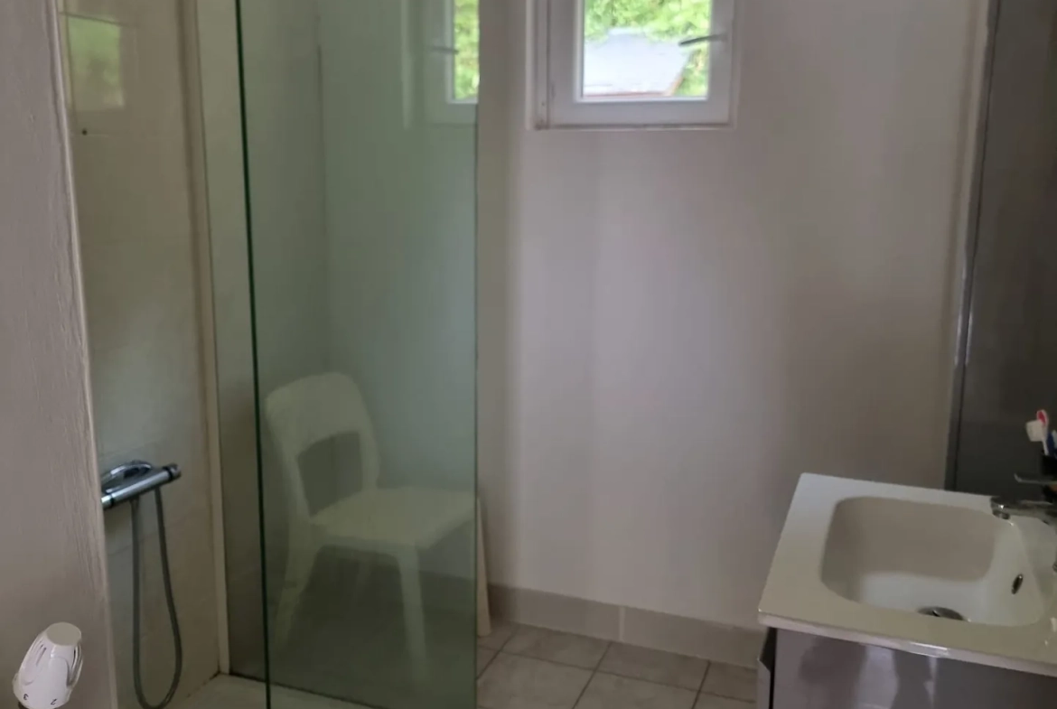 Belle maison rénovée avec terrain à Brusque, vue dominante et dépendances, idéal pour projet familial ou professionnel 
