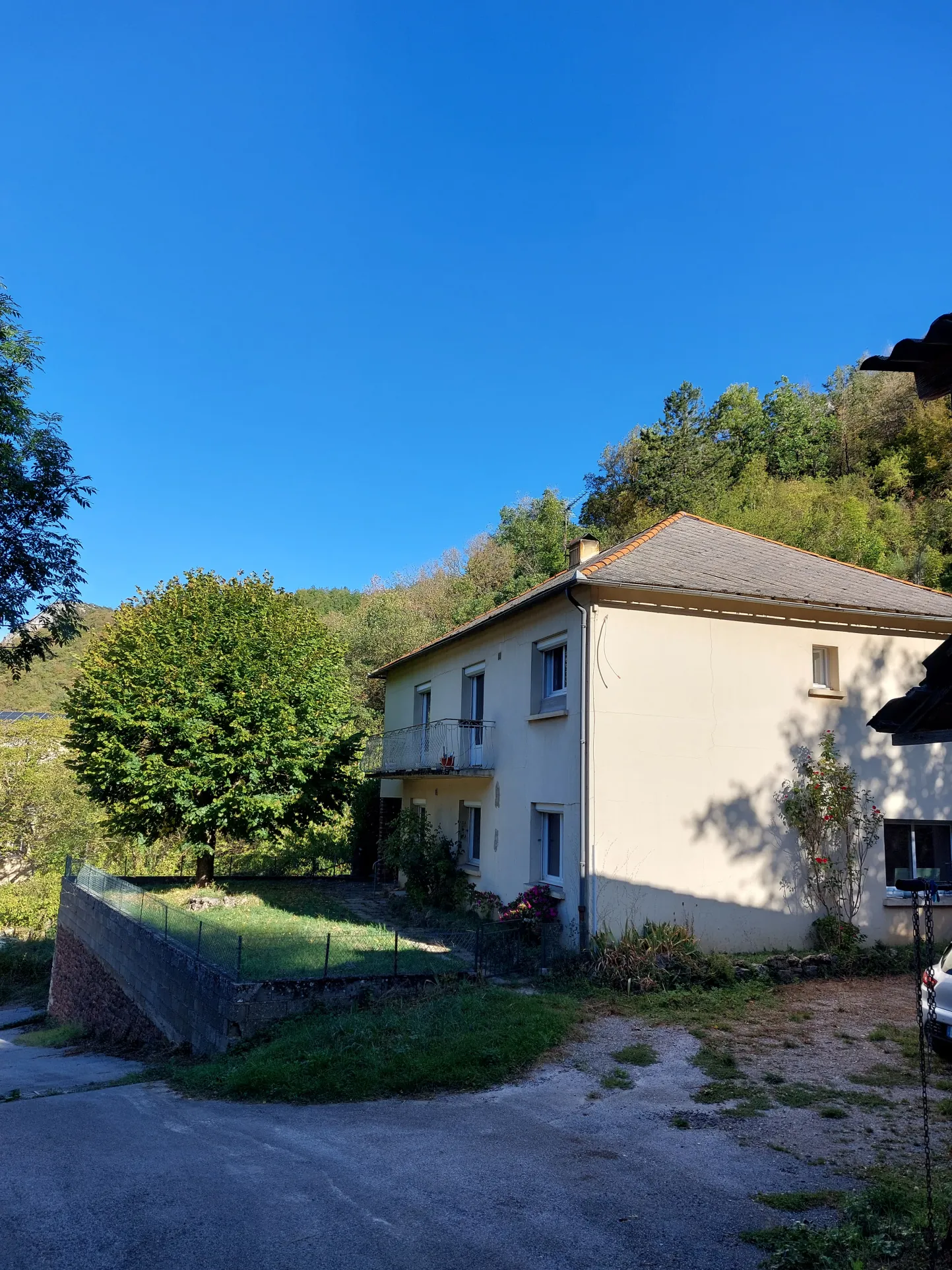 Belle maison rénovée avec terrain à Brusque, vue dominante et dépendances, idéal pour projet familial ou professionnel 