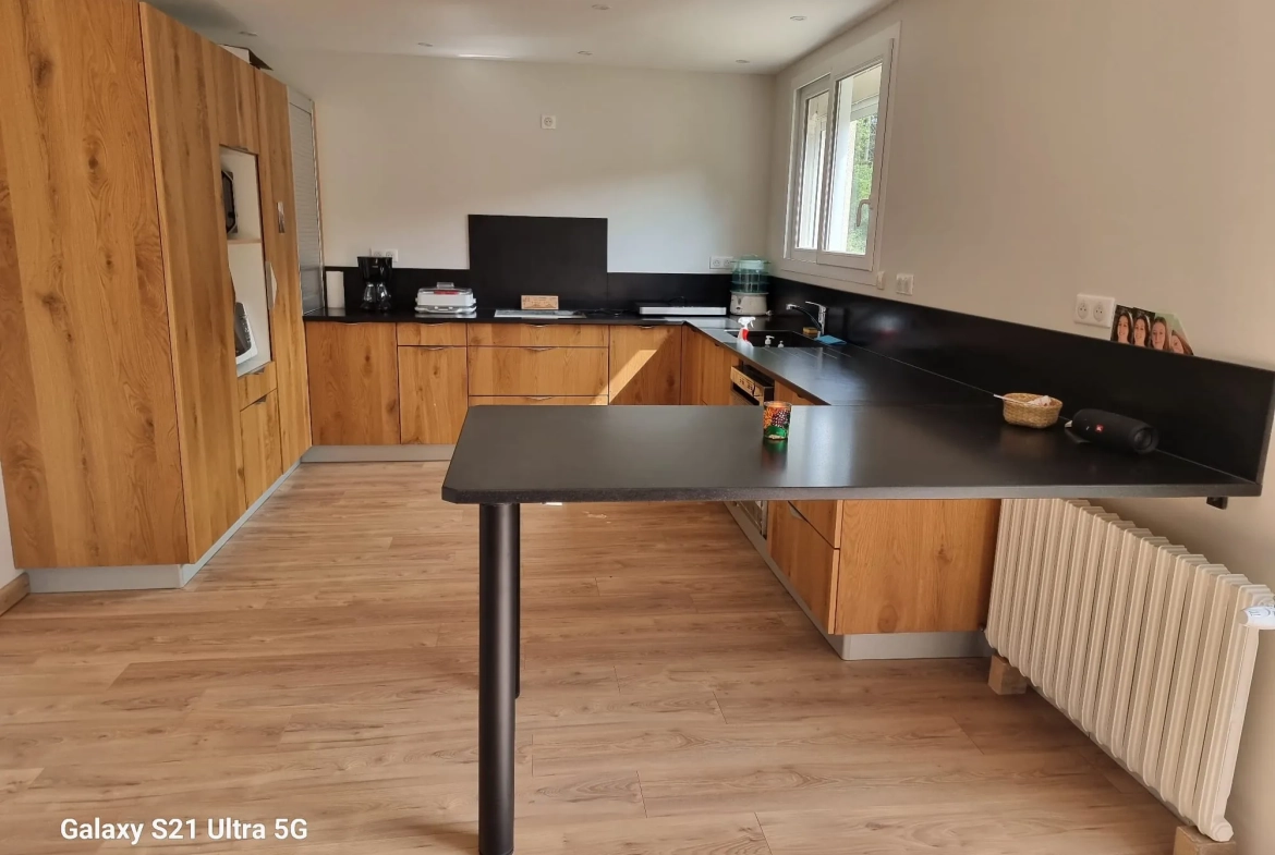 Belle maison rénovée avec terrain à Brusque, vue dominante et dépendances, idéal pour projet familial ou professionnel 