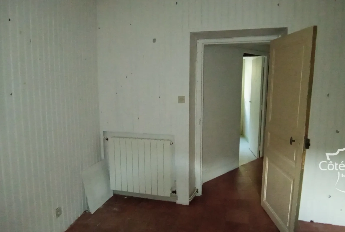 Maison de village avec terrasse, 3 chambres, garages à Saint-Jean-du-Pin 