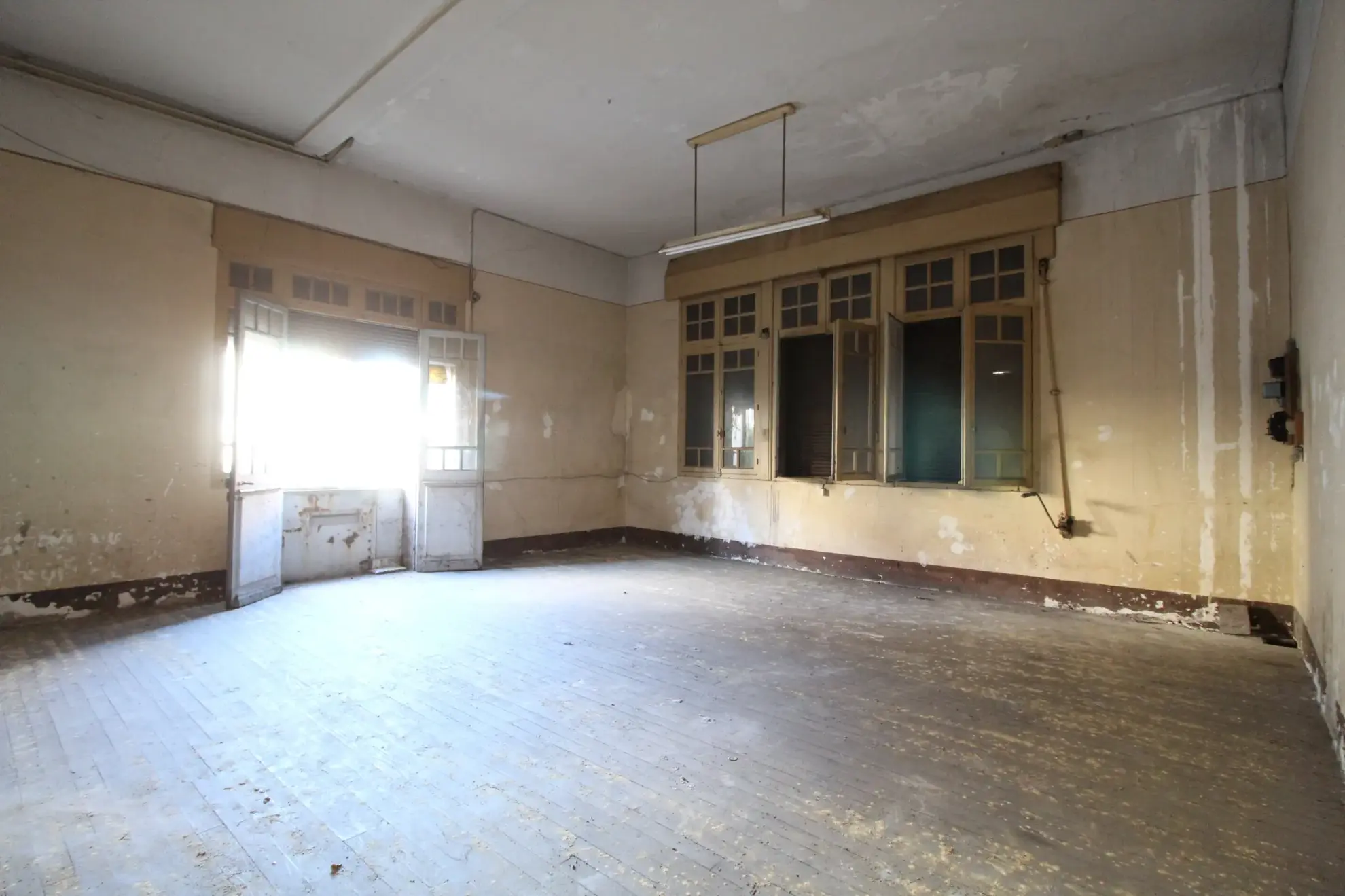 Maison avec appartement, local commercial et terrain à Saint-Affrique – Potentiel et emplacement idéal 