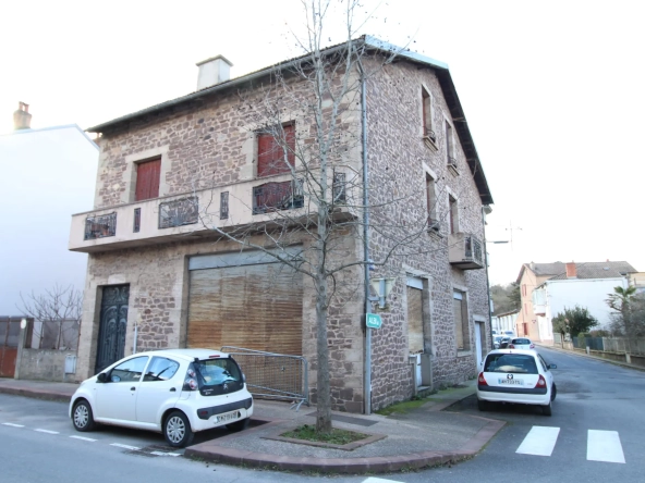 Maison avec appartement, local commercial et terrain à Saint-Affrique – Potentiel et emplacement idéal