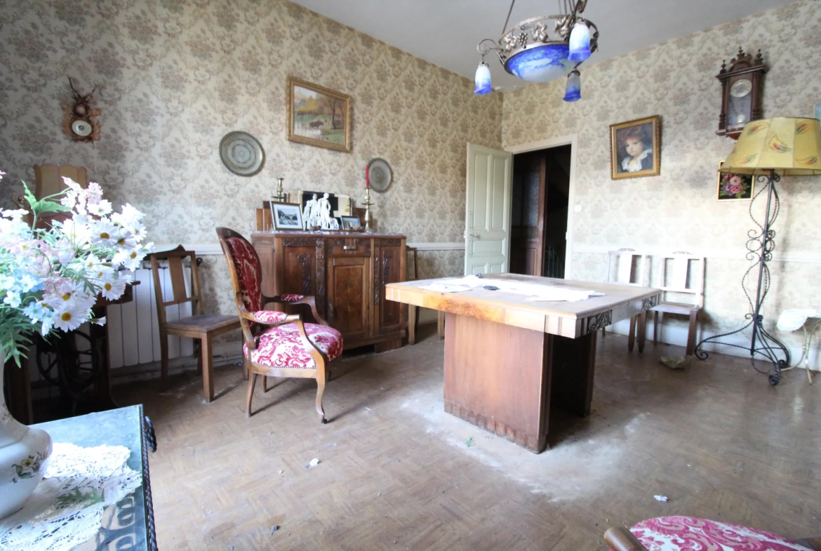 Maison avec appartement, local commercial et terrain à Saint-Affrique – Potentiel et emplacement idéal 