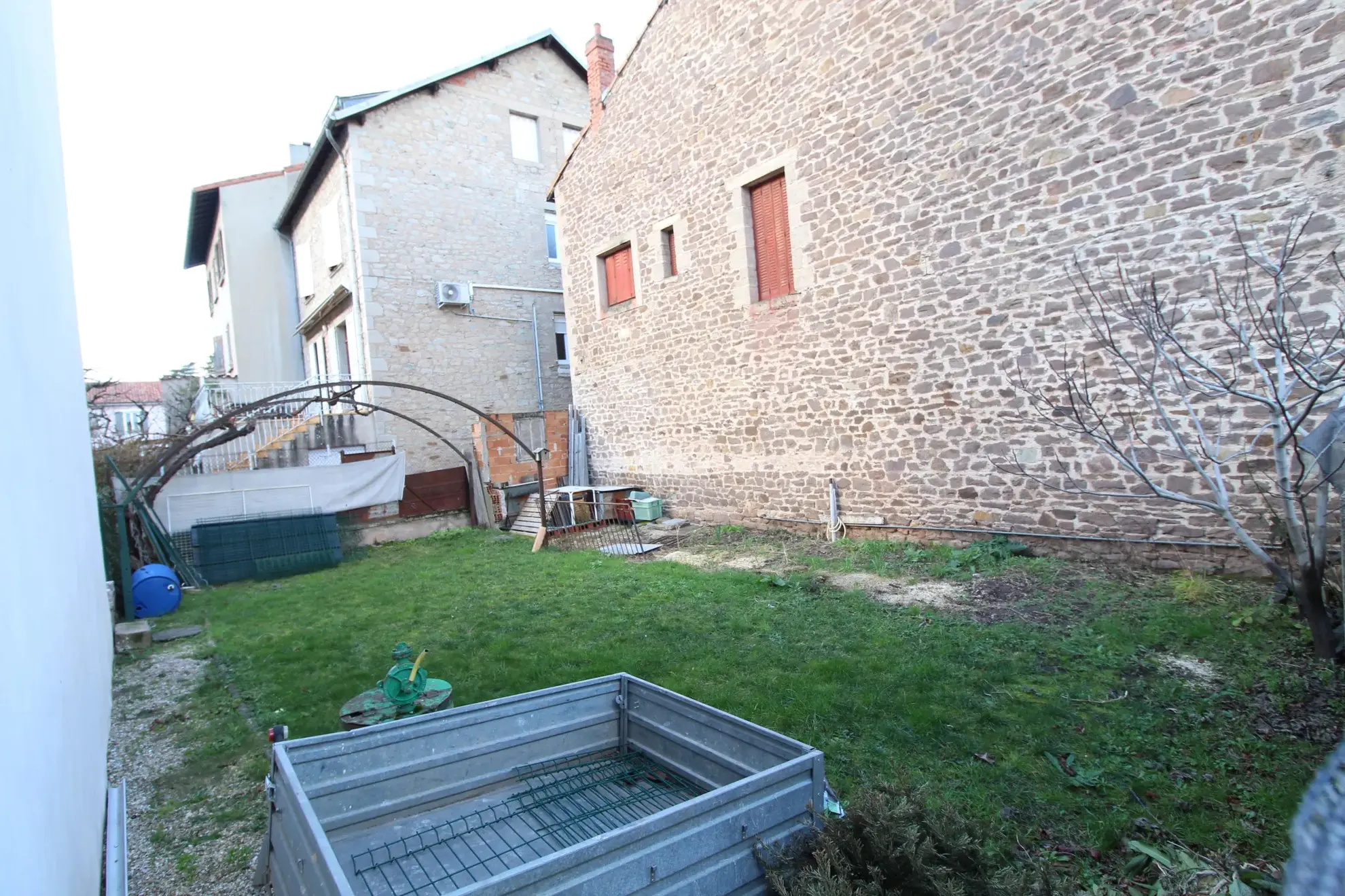 Maison avec appartement, local commercial et terrain à Saint-Affrique – Potentiel et emplacement idéal 