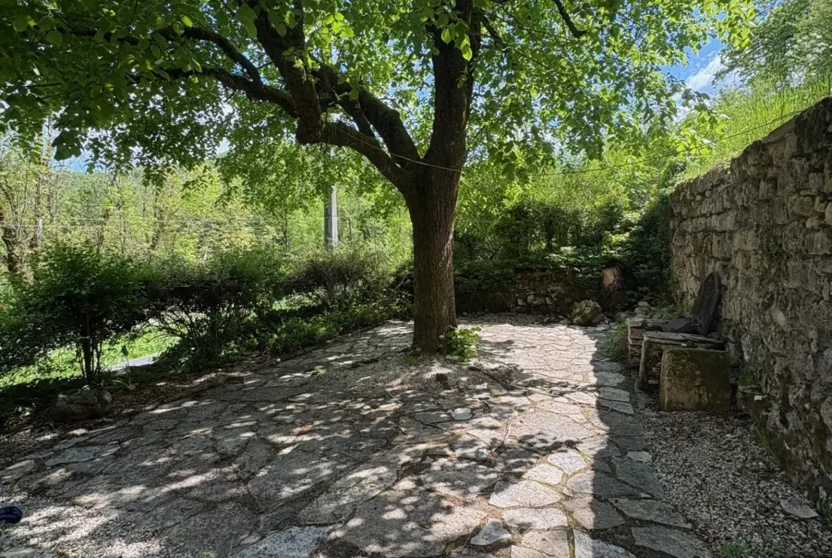 Charmante maison en pierre avec grand terrain dans le Lot (46) 
