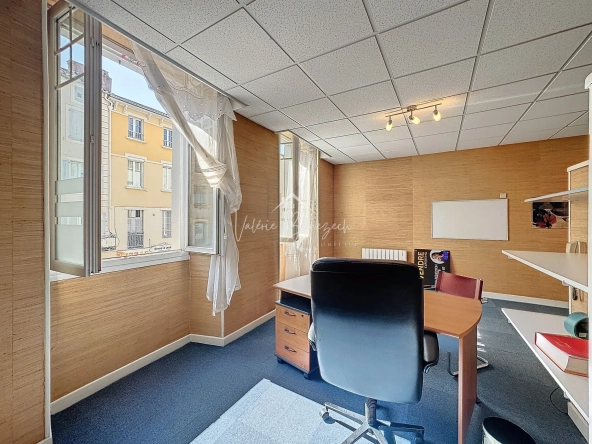 Espace de consultation lumineux à Saint-Affrique - 57 m² avec ascenseur