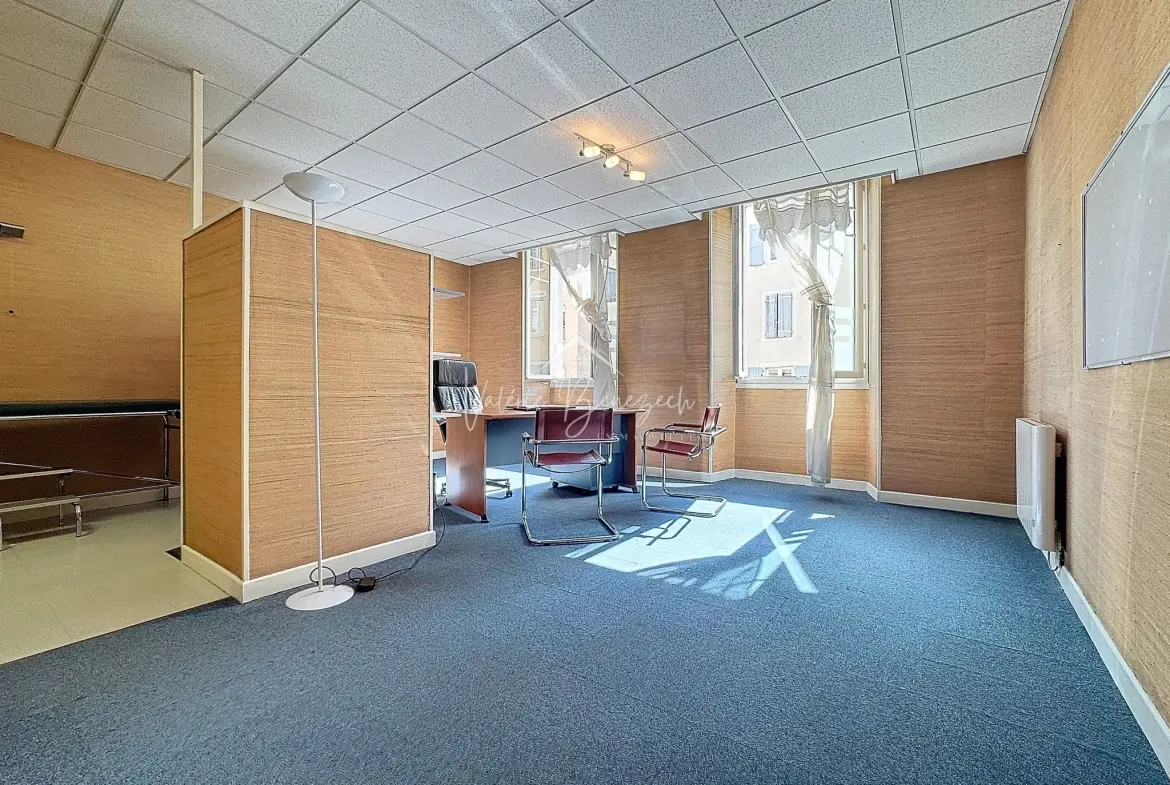 Espace de consultation lumineux à Saint-Affrique - 57 m² avec ascenseur 