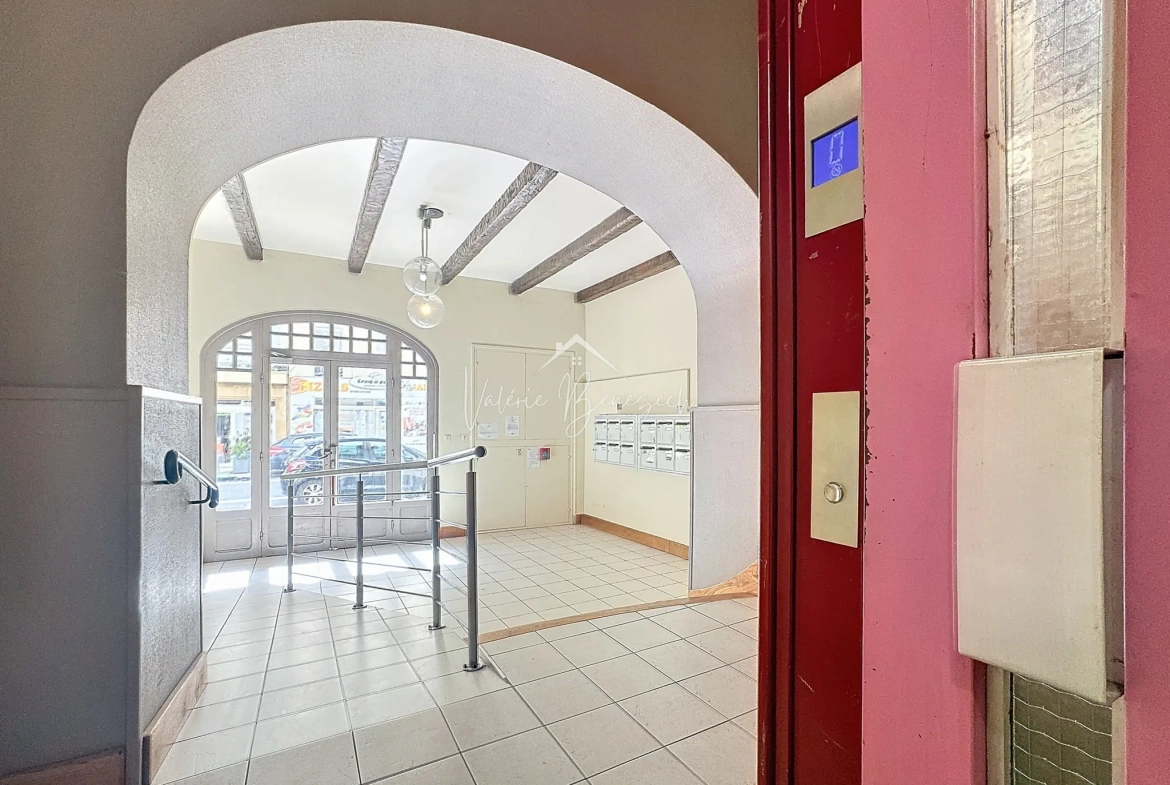 Espace de consultation lumineux à Saint-Affrique - 57 m² avec ascenseur 
