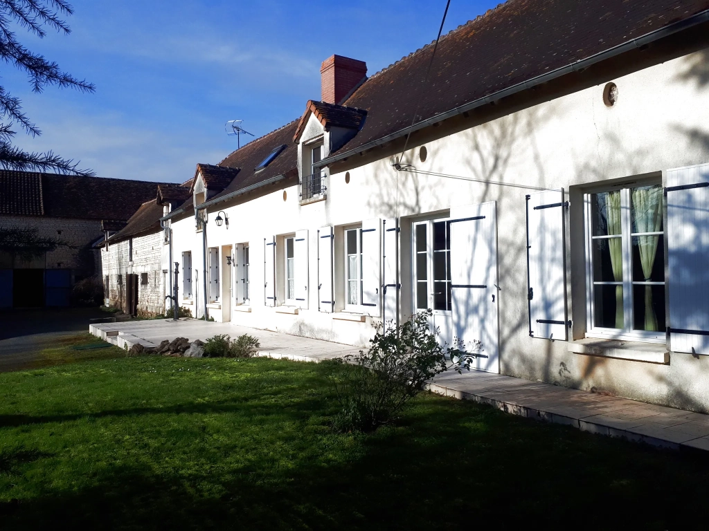 Très belle propriété avec maison, dépendances et grand jardin à Dange Saint Romain